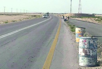 براميل مقاول متعثر تهدد سالكي طريق النعيرية - مليجة