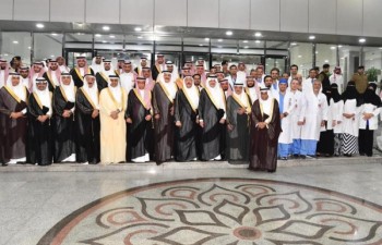 أمير الشرقية يزور مرضى مستشفى «جامعي الخبر»