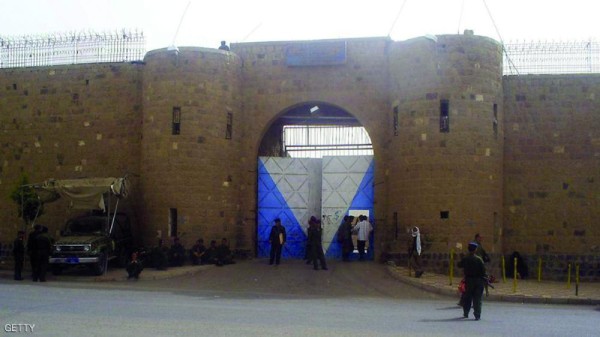 زنازين الحوثي.. تعذيب وتهديد باغتصاب زوجات المعتقلين