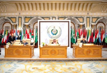 خادم الحرمين أمام القمة العربية الطارئة: نطالب المجتمع الدولي بردع ممارسات إيران