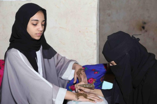 تزاحم فتيات الأحساء لنقش الحناء والأسعار مضاعفة
