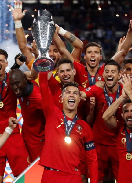 رونالدو يتوج بجائزة هداف دوري الأمم الأوروبية وبيرناردو سيلفا أفضل لاعب
