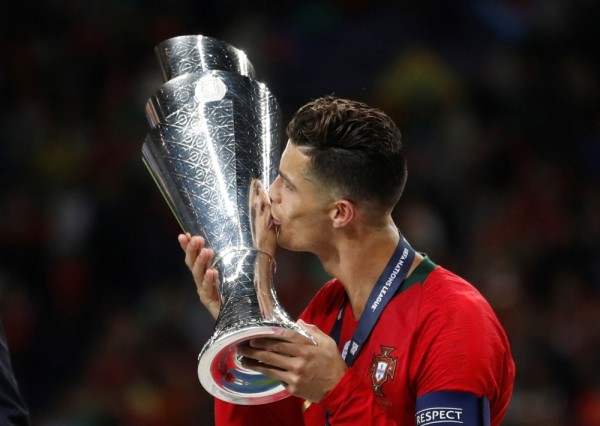 رونالدو يتوج بجائزة هداف دوري الأمم الأوروبية وبيرناردو سيلفا أفضل لاعب