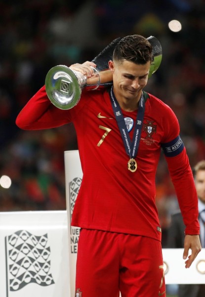 رونالدو يتوج بجائزة هداف دوري الأمم الأوروبية وبيرناردو سيلفا أفضل لاعب