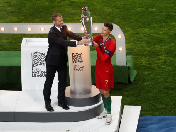 رونالدو يتوج بجائزة هداف دوري الأمم الأوروبية وبيرناردو سيلفا أفضل لاعب
