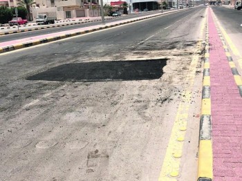 إغلاق وسفلتة بعض الحفر بطرق وشوارع الخفجي