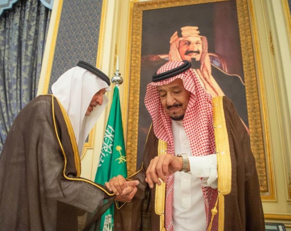 خادم الحرمين يستقبل الأمراء والعلماء وجمعاً من المواطنين