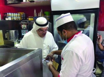 مطالبات بتطبيق عقوبة «التشهير» على المطاعم المخالفة