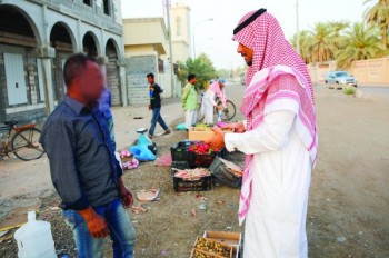 معاناة للبحث عن باعة «الرطب» في شوارع الأحساء