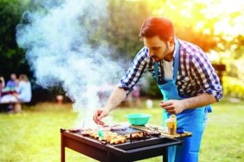 يحضر حفلة شواء أثناء دفنه