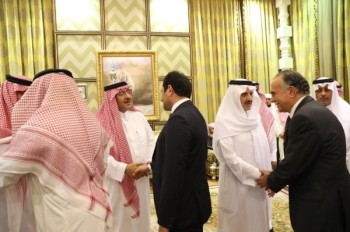 بالصور.. وفود دبلوماسية تقدم العزاء في والدة أمير الشرقية