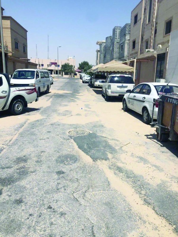 مخلفات المباني قيد الإنشاء تشوه شوارع القطيف