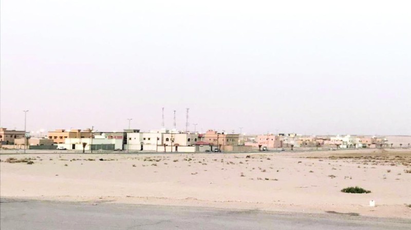 أهالي عتيق.. عين على الطريق وأخرى على خدمات الصحة والبلدية