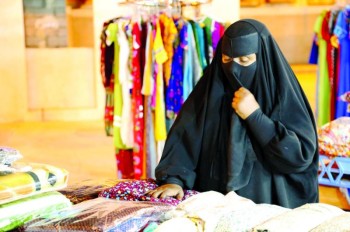 «الخدمات والحرارة» تطرد بائعات الأحساء من السوق النسائي