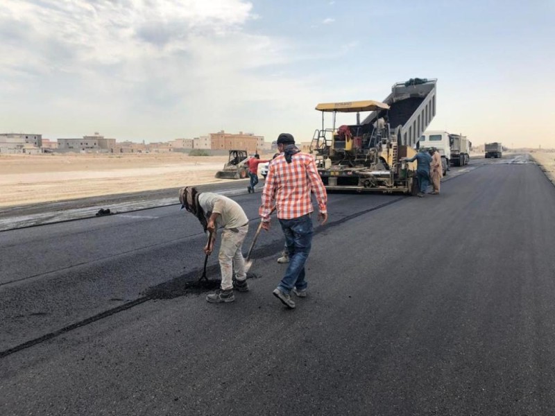 بدء سفلتة طريق الأمير سلطان بن عبد العزيز بالخفجي