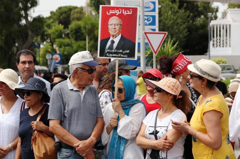بالصور ... تونس تودّع السبسي بمزيج من الدموع والحزن