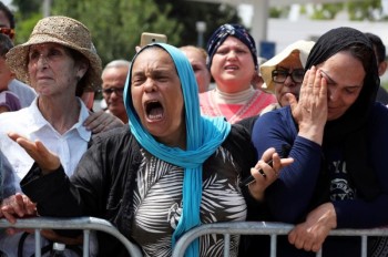 بالصور ... تونس تودّع السبسي بمزيج من الدموع والحزن
