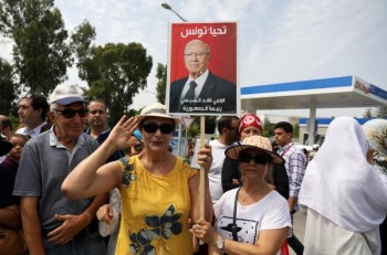 بالصور ... تونس تودّع السبسي بمزيج من الدموع والحزن