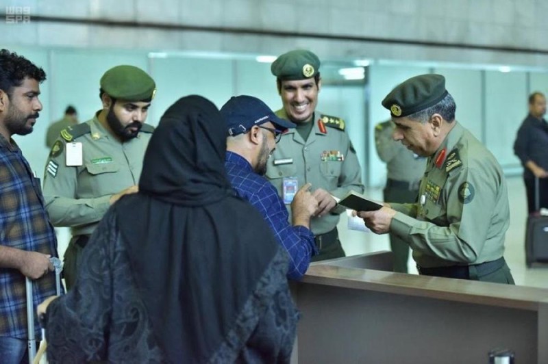 بالصور .. مدير الجوزات يتابع ميدانيا مغادرة الحجاج بمطار جدة