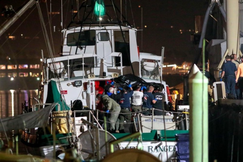 غواصين يعثرون على 25 جثة في سفينة بكاليفورنيا