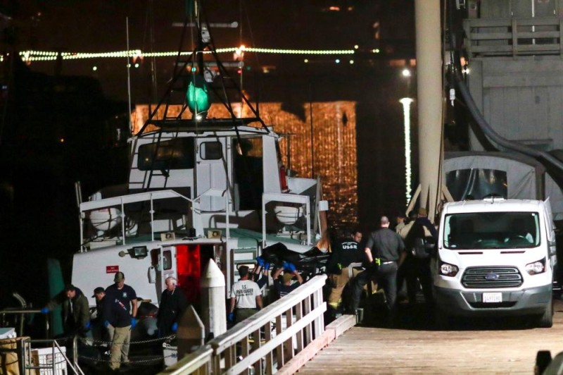 غواصين يعثرون على 25 جثة في سفينة بكاليفورنيا