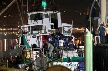 غواصين يعثرون على 25 جثة في سفينة بكاليفورنيا