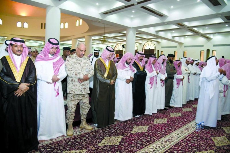 محافظ الأحساء ينقل تعازي القيادة لذوي الشهيد «الدوسري»