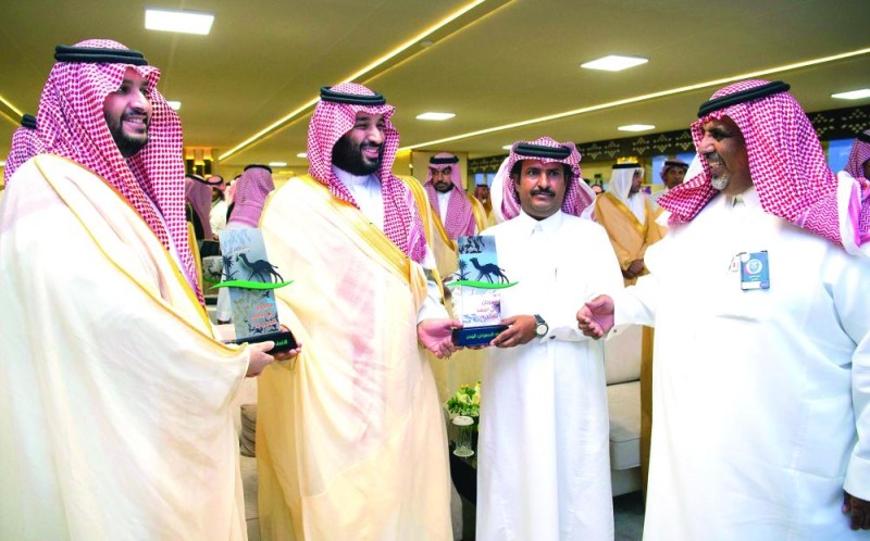ولي العهد يتوج الفائزين في مهرجان سموه للهجن