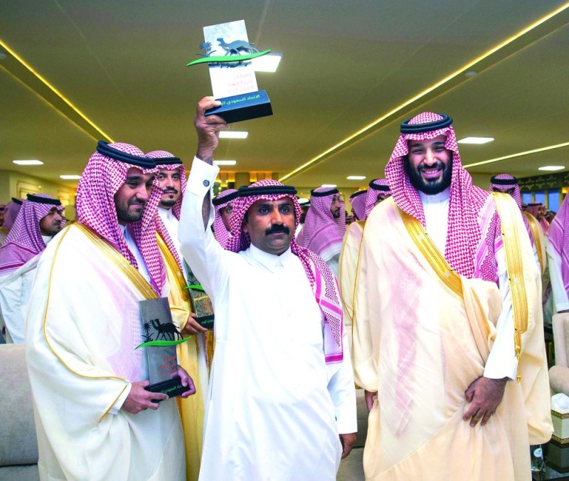 ولي العهد يتوج الفائزين في مهرجان سموه للهجن