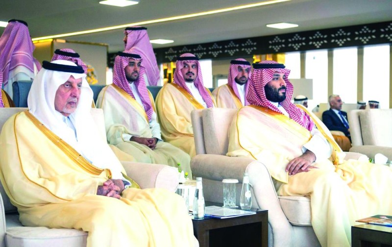 ولي العهد يتوج الفائزين في مهرجان سموه للهجن