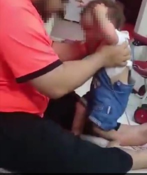 أول رد من معنف ابنته: «زوجتي السبب»