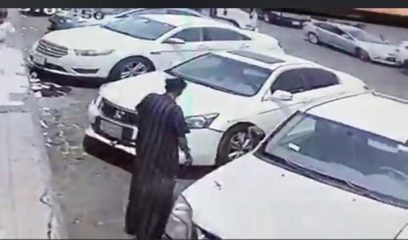 القبض على لص يسرق مركبة بداخلها طفل في جدة 