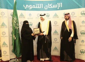 أمير الشرقية يسلّم 30 مستفيداً وحداتهم السكنية