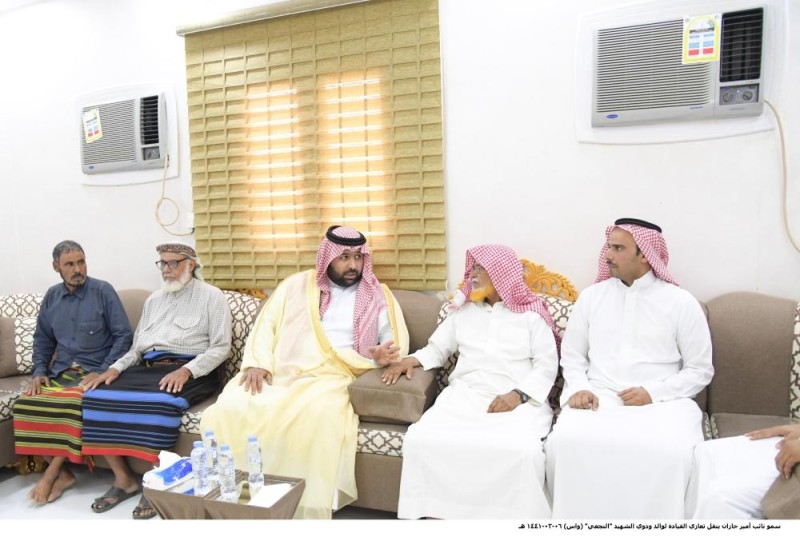 نائب أمير جازان ينقل تعازي القيادة لوالد الشهيد 