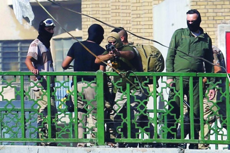 
قوات ملثمة تطلق قنابل الغاز المسيل للدموع على المحتجين في بغداد