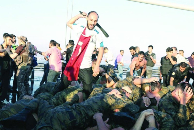 نظام أردوغان يدير مركزا سريا لتعذيب ضباط الجيش
