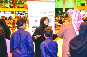 توعية 400 زائر بمخاطر الالتهاب الكبدي في «هات يدك»