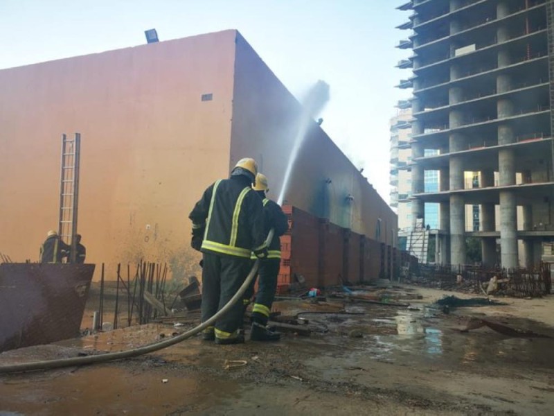 24 فرقة إطفاء .. إخماد حريق في برج سكني بجدة