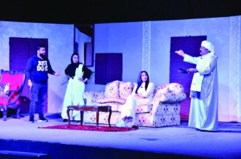 انطلاق مسرحية «المصافيع» بقلعة القطيف