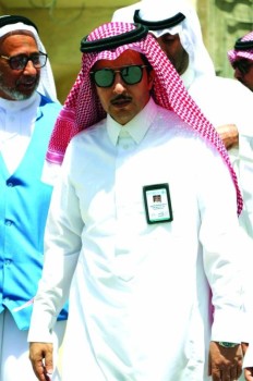 حصر مؤسسات الملصقات العشوائية بالقطيف تمهيدا لمخالفتها