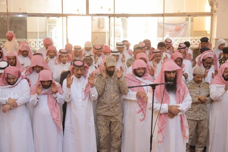 وكيل محافظة بارق ينقل تعازي القيادة لذوي الشهيد «الشهري»