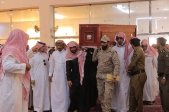 وكيل محافظة بارق ينقل تعازي القيادة لذوي الشهيد «الشهري»