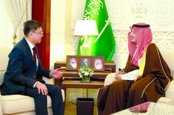 نائب أمير الشرقية يناقش مع سفير سنغافورة تعزيز العلاقات الثنائية