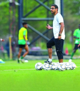 المدرب الوطني.. من الابتعاد إلى الأضواء
