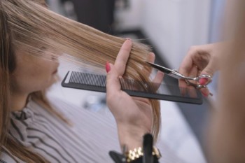 لماذا تزدحم صالونات تصفيف الشعر في بريطانيا رغم «كورونا»؟