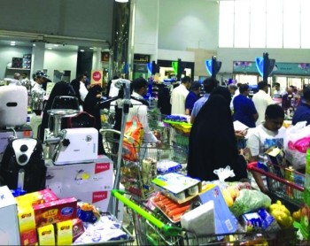 50 فردا الحد الأقصى لمراكز التسوق بالقطيف