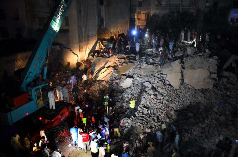 مقتل 13 شخصاً إثر انهيار مبنى سكني في باكستان