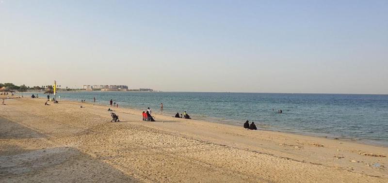 توافد العائلات والشباب على شواطئ الجبيل الصناعية