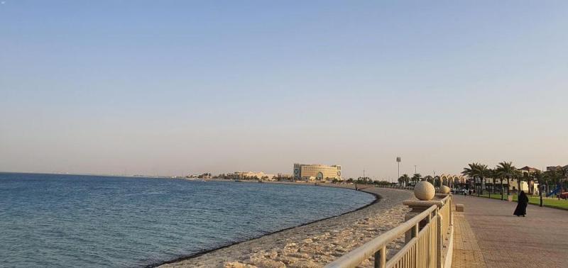 توافد العائلات والشباب على شواطئ الجبيل الصناعية