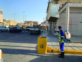 تعقيم وتطهير حاويات النظافة في بقيق